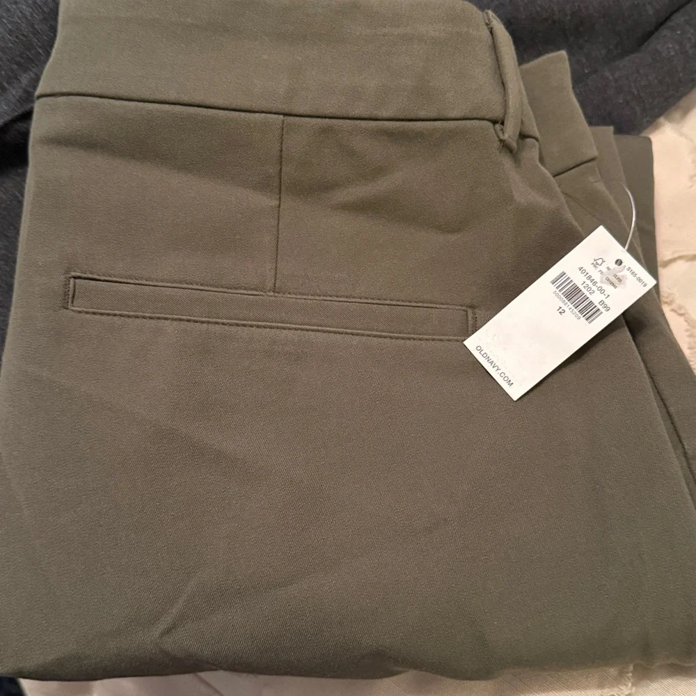 Old Navy High rise pixie‎ chinos in olive. NWT. Retail 59